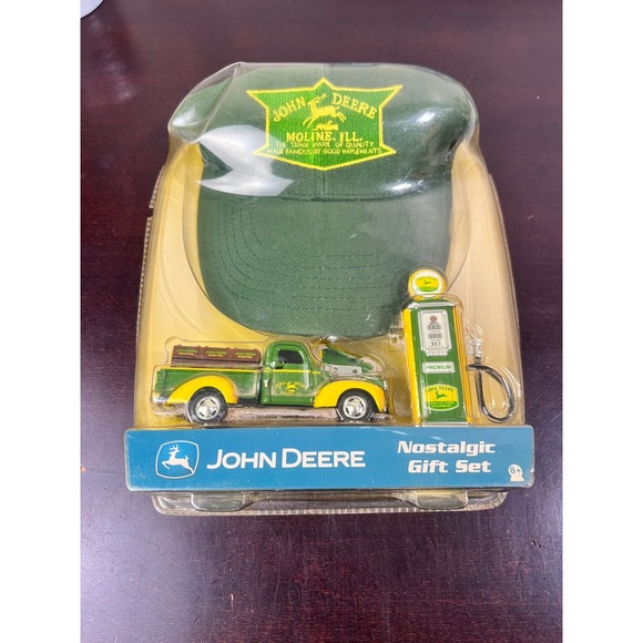 John Deere 2005 Nostalgic Gift Set Die Cast 1941 Chevrolet Pickup Hat Gas Pump
